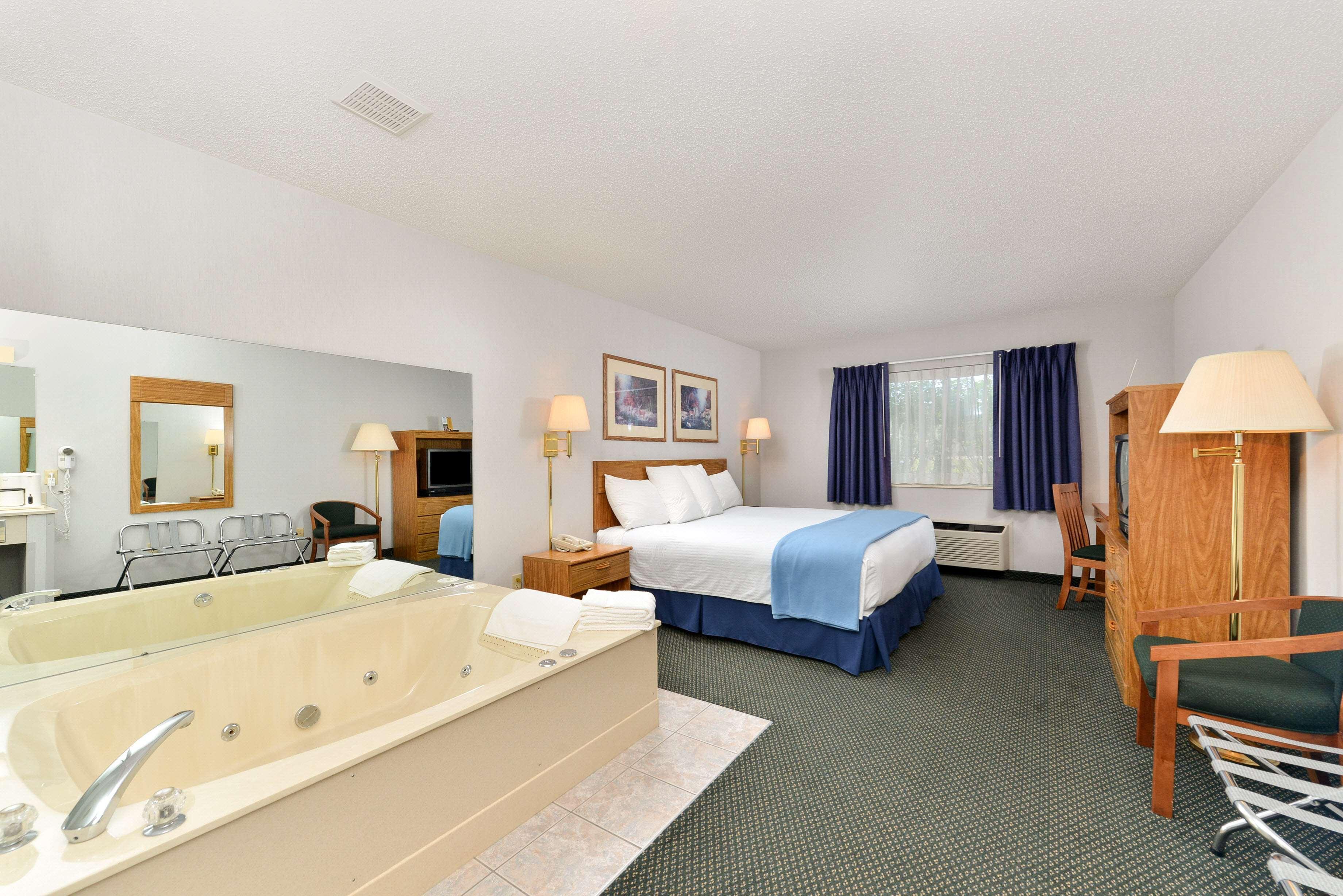 Americas Best Value Inn & Suites - Tahquamenon Country Newberry Dış mekan fotoğraf
