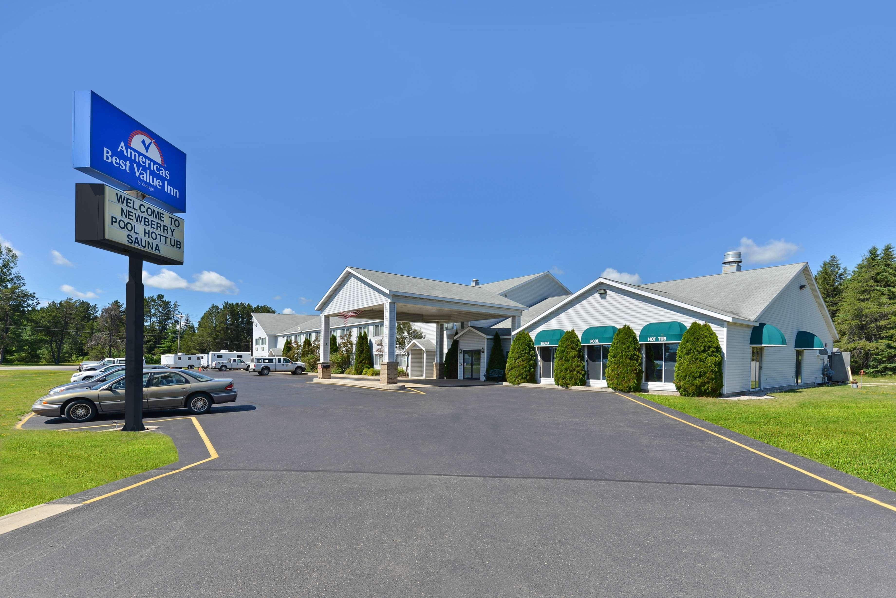 Americas Best Value Inn & Suites - Tahquamenon Country Newberry Dış mekan fotoğraf