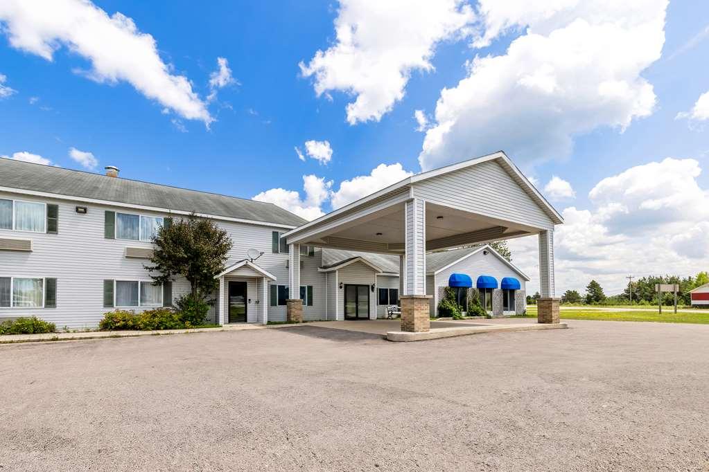 Americas Best Value Inn & Suites - Tahquamenon Country Newberry Dış mekan fotoğraf