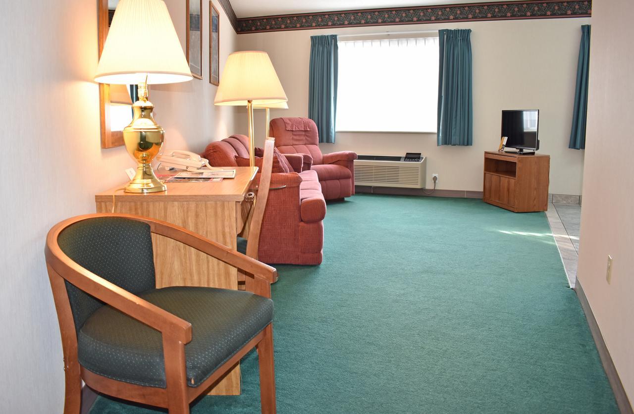 Americas Best Value Inn & Suites - Tahquamenon Country Newberry Dış mekan fotoğraf