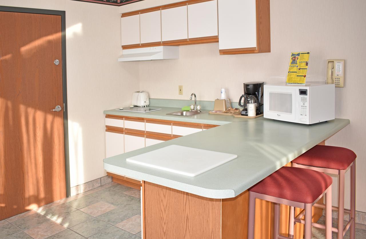 Americas Best Value Inn & Suites - Tahquamenon Country Newberry Dış mekan fotoğraf