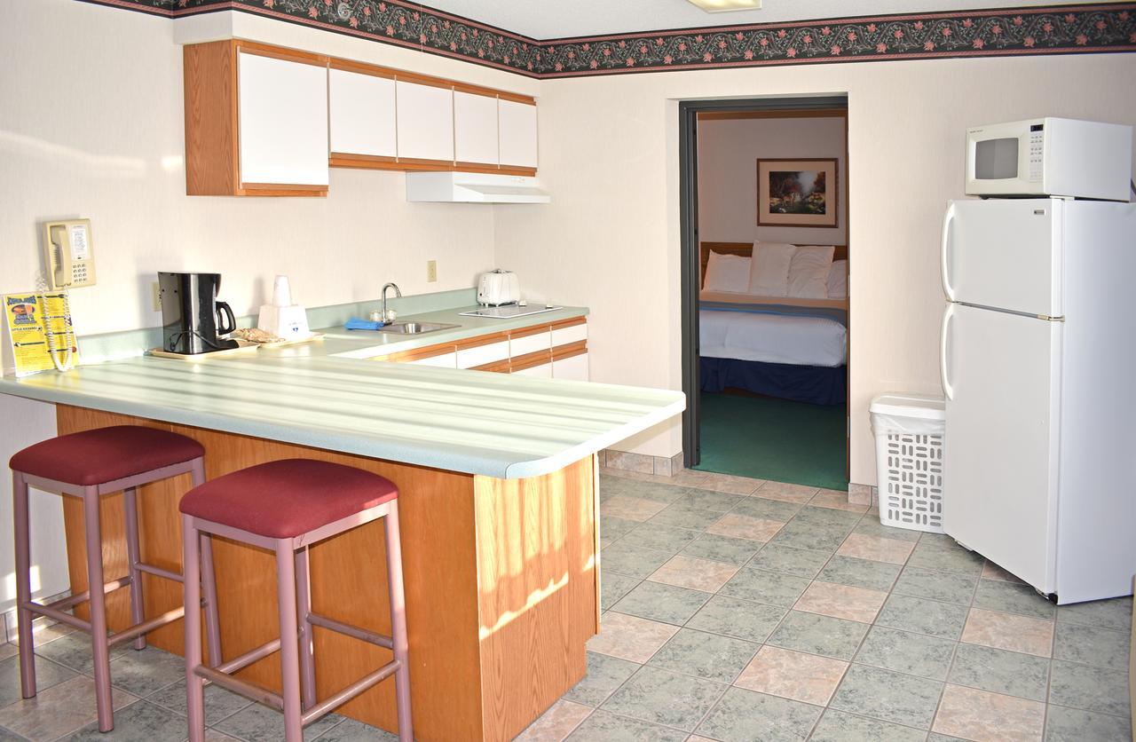 Americas Best Value Inn & Suites - Tahquamenon Country Newberry Dış mekan fotoğraf