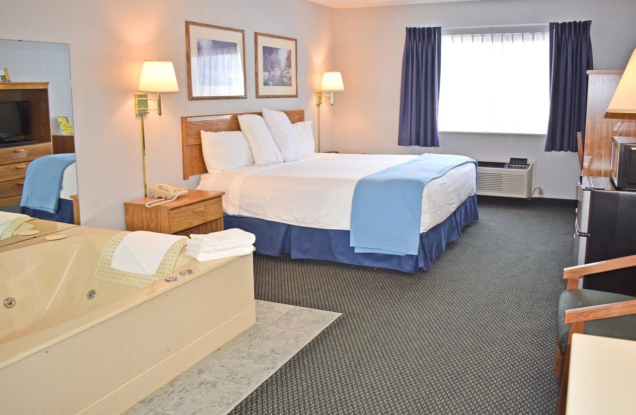 Americas Best Value Inn & Suites - Tahquamenon Country Newberry Dış mekan fotoğraf