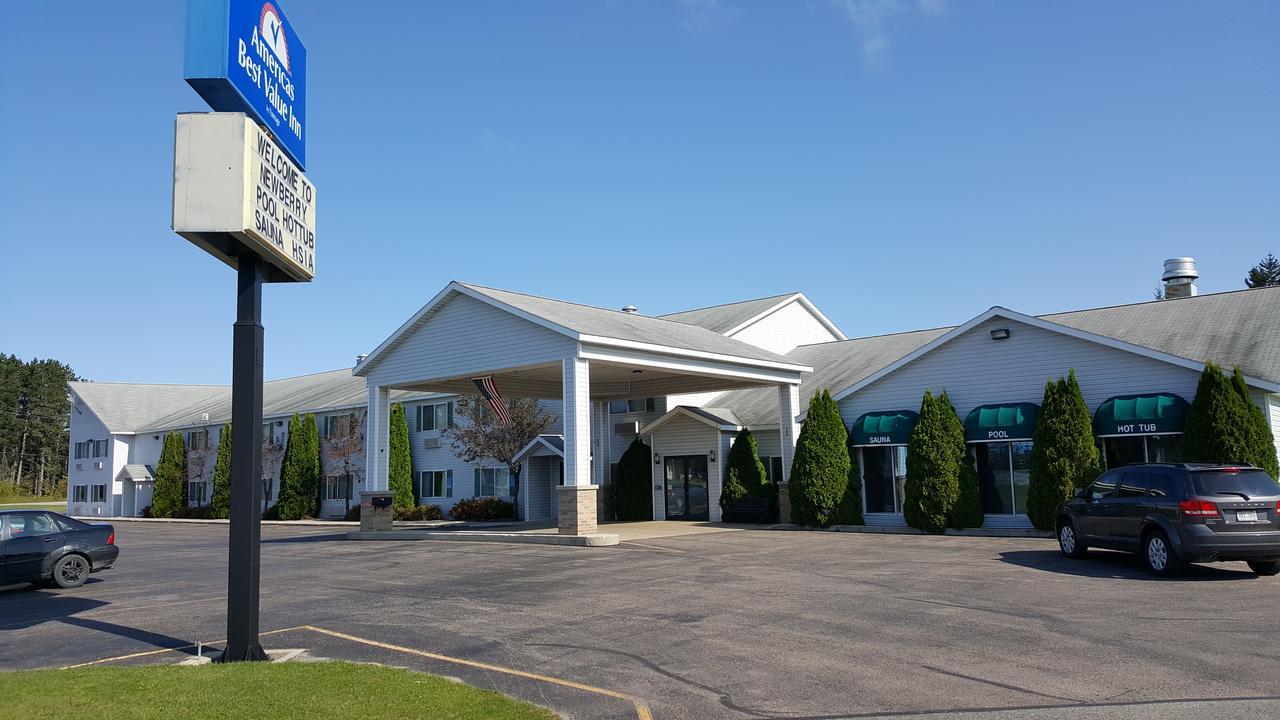 Americas Best Value Inn & Suites - Tahquamenon Country Newberry Dış mekan fotoğraf