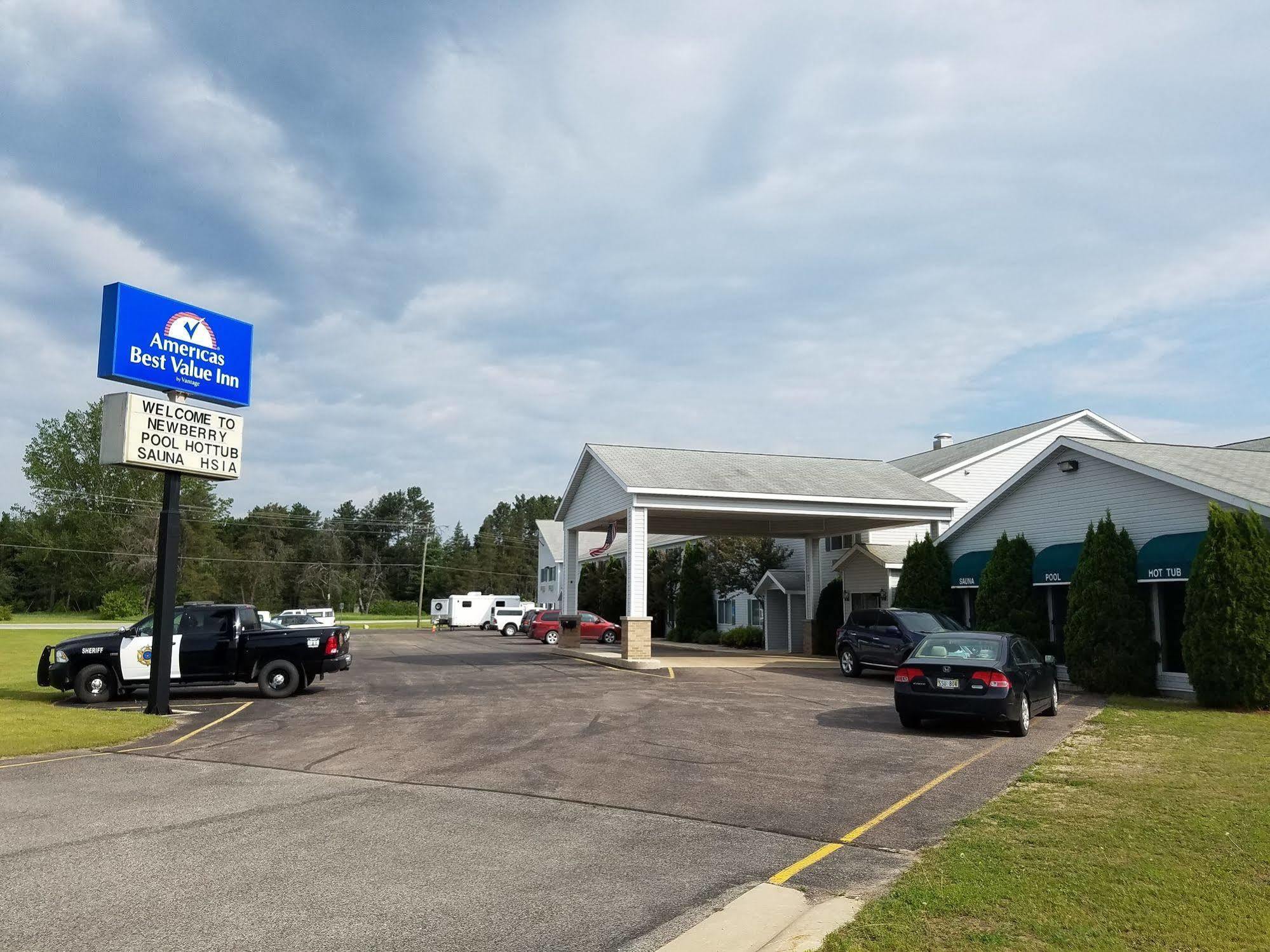 Americas Best Value Inn & Suites - Tahquamenon Country Newberry Dış mekan fotoğraf